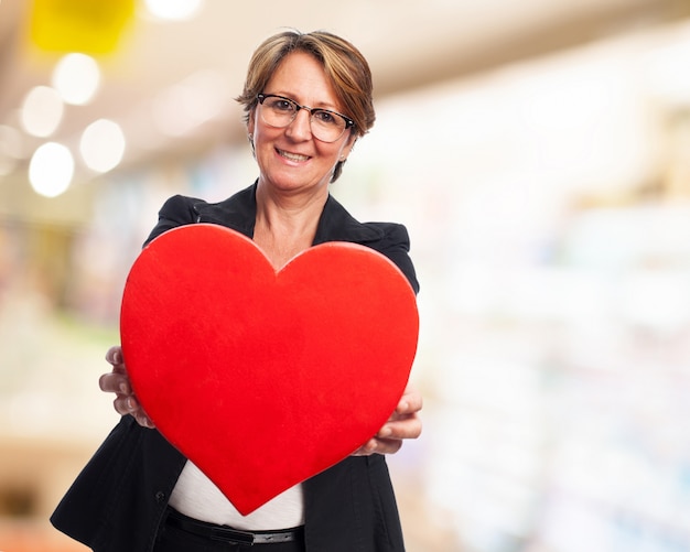 Mujer elegante con un corazón