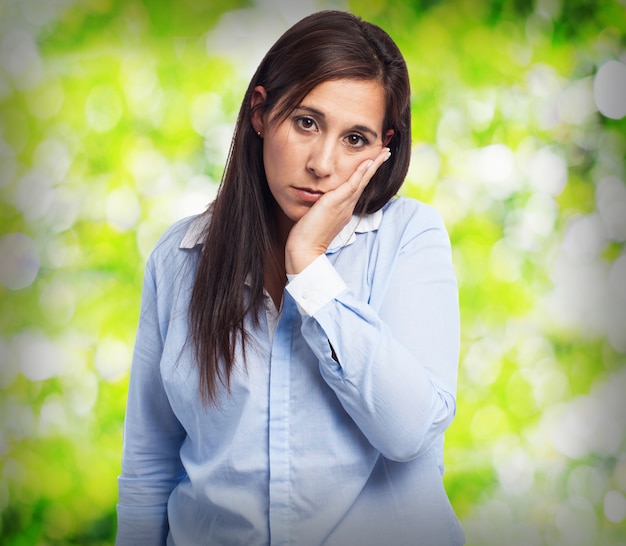 Mujer elegante con dolor de muelas