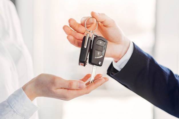 Foto gratuita mujer elegante y elegante en un salón de autos.