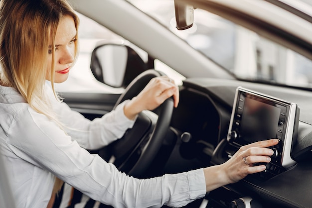 Mujer elegante y elegante en un salón de autos.