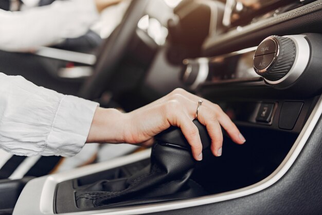 Mujer elegante y elegante en un salón de autos.