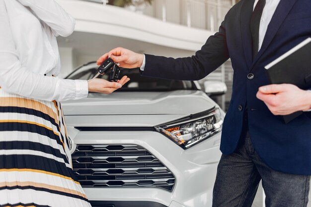 Mujer elegante y elegante en un salón de autos.