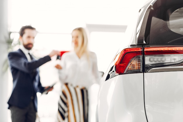 Foto gratuita mujer elegante y elegante en un salón de autos.