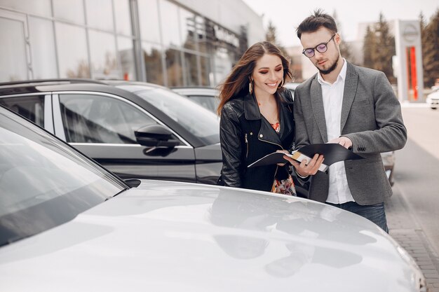 Mujer elegante y elegante en un salón de autos.