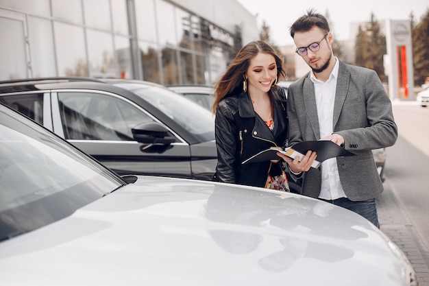 Mujer elegante y elegante en un salón de autos.