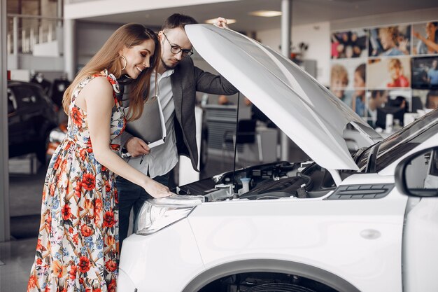 Mujer elegante y elegante en un salón de autos.