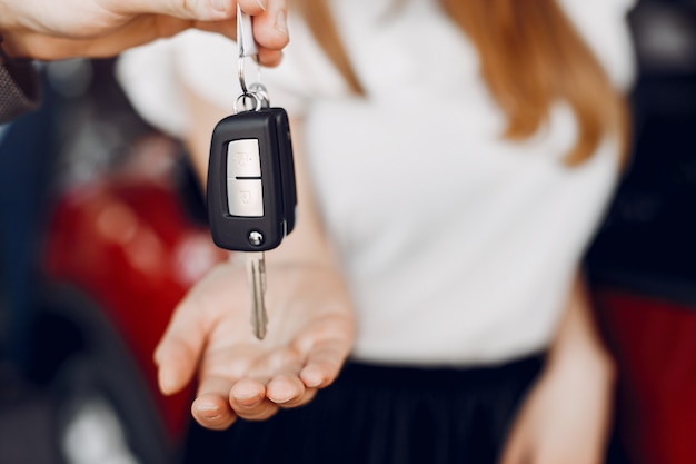 Foto gratuita mujer elegante y elegante en un salón de autos.