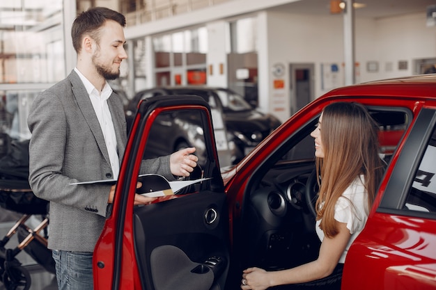 Mujer elegante y elegante en un salón de autos.