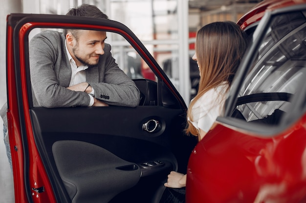 Mujer elegante y elegante en un salón de autos.