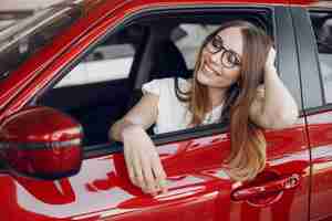 Foto gratuita mujer elegante y elegante en un salón de autos.