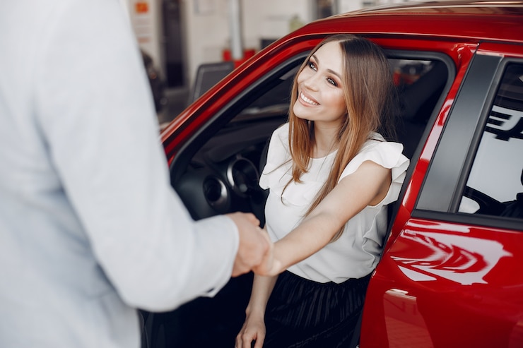 Foto gratuito mujer elegante y elegante en un salón de autos.