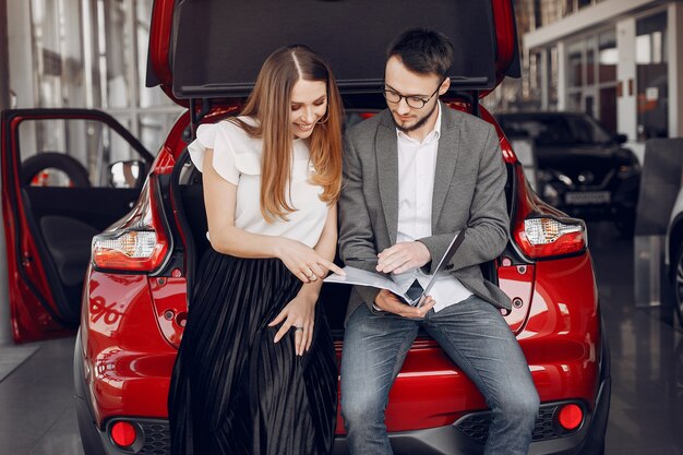 Mujer elegante y elegante en un salón de autos.