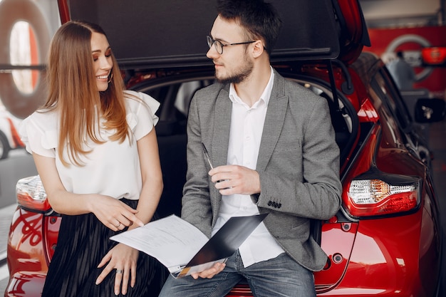 Mujer elegante y elegante en un salón de autos.