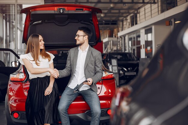 Mujer elegante y elegante en un salón de autos.