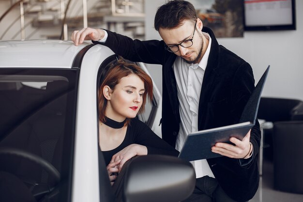 Mujer elegante y elegante en un salón de autos.