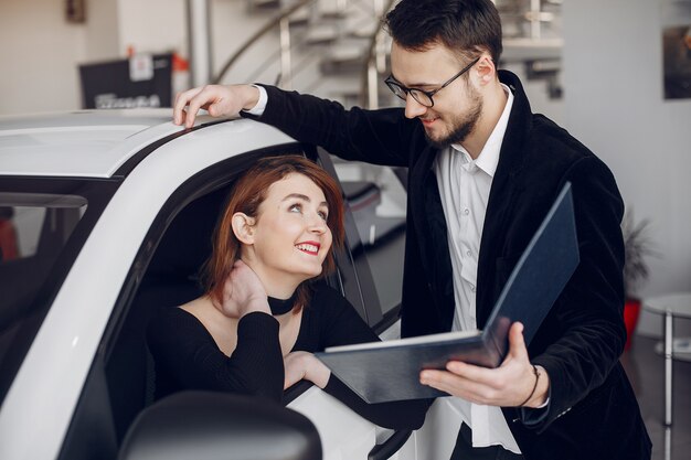 Mujer elegante y elegante en un salón de autos.