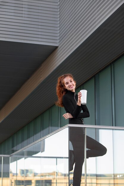 Mujer elegante en un entorno urbano limpio