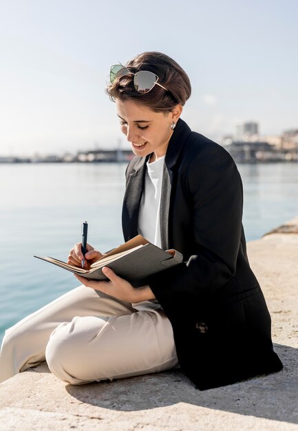 Mujer elegante escribiendo en un cuaderno