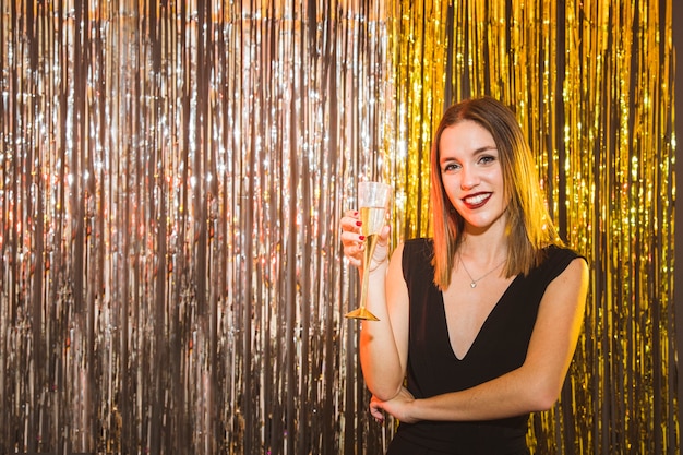 Mujer elegante en fiesta de año nuevo