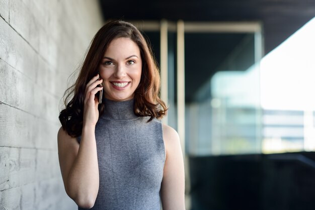 Mujer elegante hablando por teléfono 