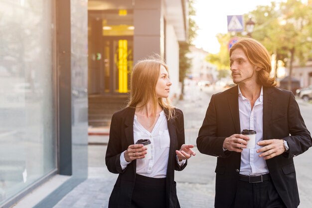 Mujer elegante y hombre hablando