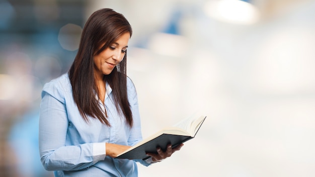 Foto gratuita mujer elegante leyendo un libro