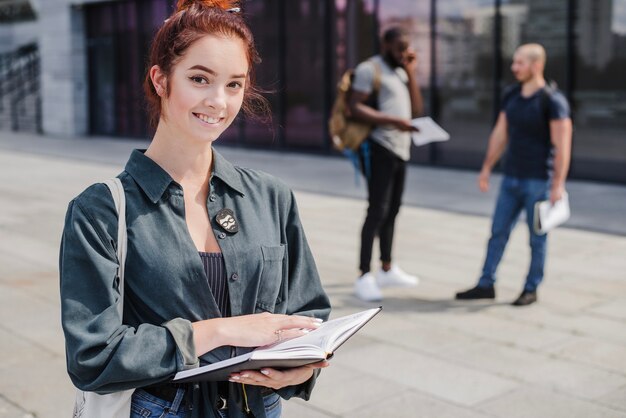 Mujer elegante con libro