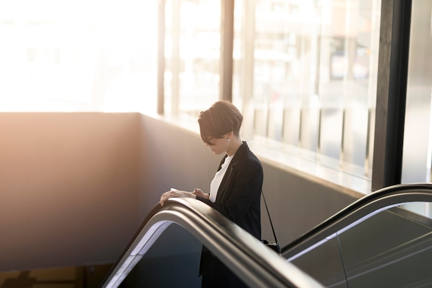 Mujer elegante en la luz del sol