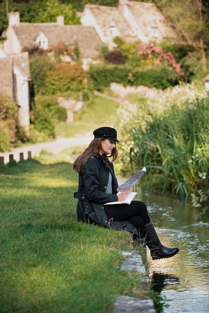 Foto gratuita mujer elegante con mapa para viajar