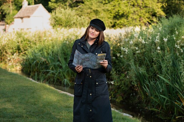 Mujer elegante con mapa para viajar