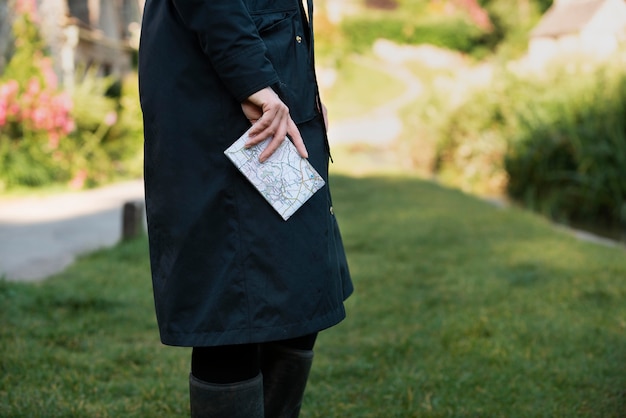 Mujer elegante con mapa para viajar