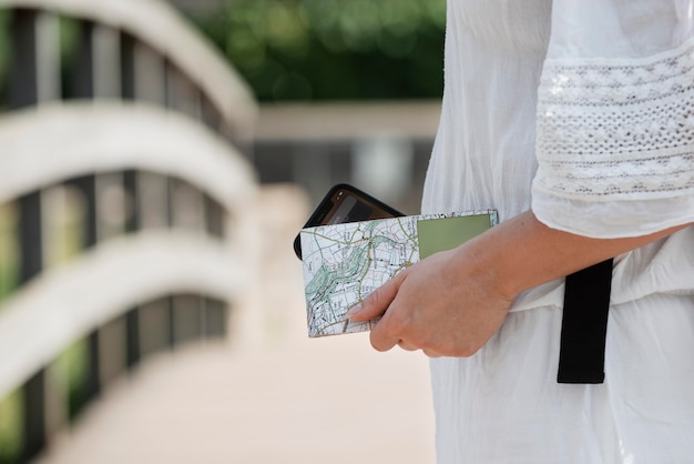 Mujer elegante con mapa para viajar