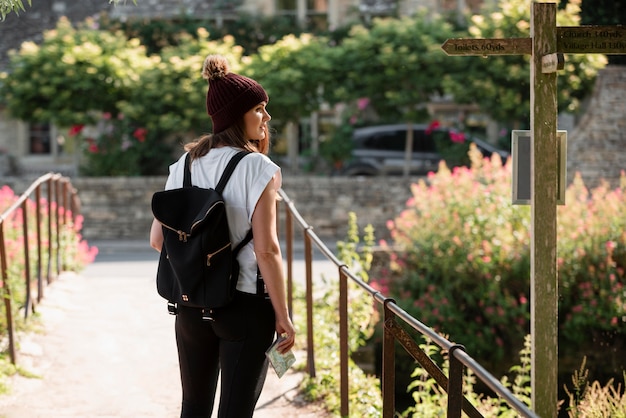 Mujer elegante con mapa para viajar