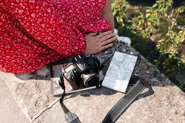 Mujer elegante con mapa para viajar