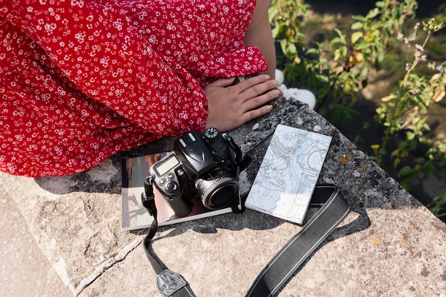 Mujer elegante con mapa para viajar