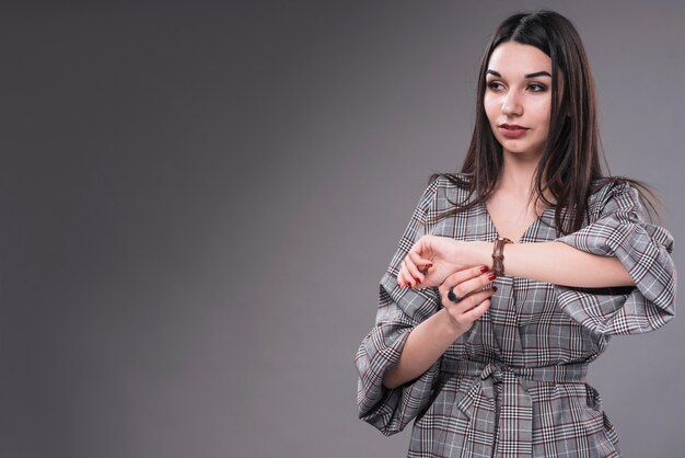 Mujer elegante mirando el reloj