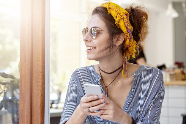 Mujer elegante con pañuelo amarillo