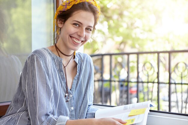 Mujer elegante con pañuelo amarillo