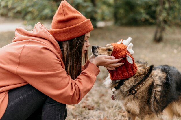 Mujer elegante a pasear con su perro