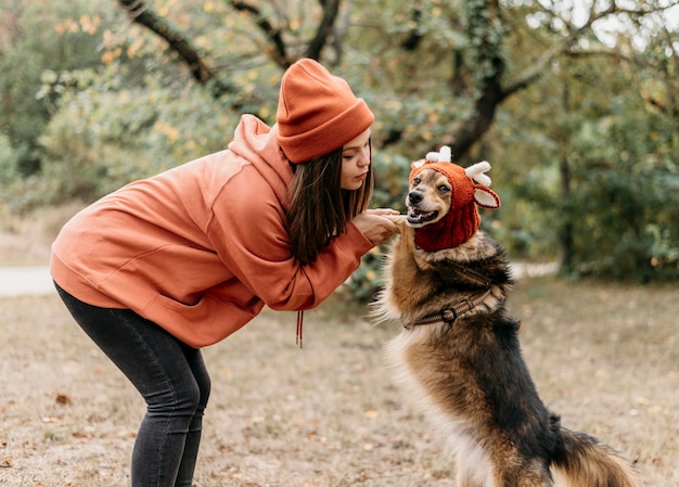 Foto gratuita mujer elegante a pasear con su perro