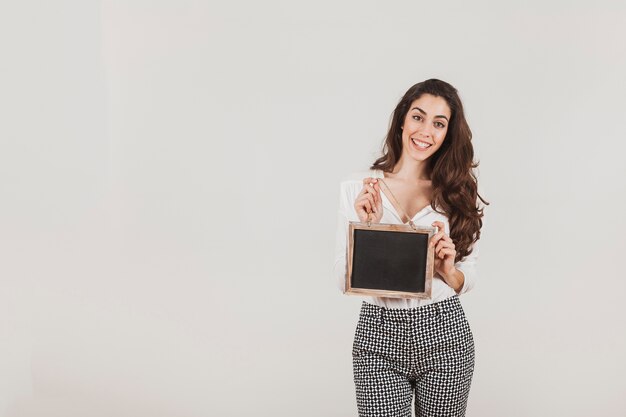 Mujer elegante con pizarra para mensajes