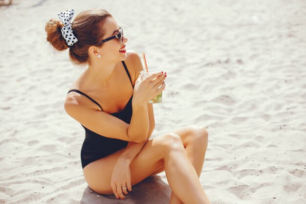 Mujer elegante en una playa soleada