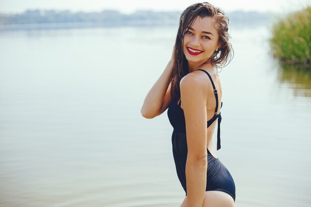 Mujer elegante en una playa soleada