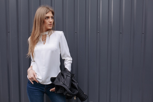 Mujer elegante posando con una camisa blanca