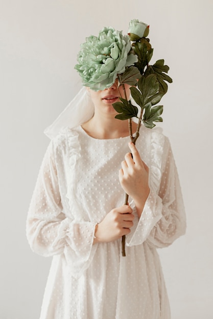 Mujer elegante que sostiene las flores