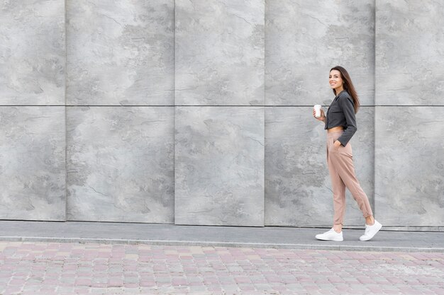 Mujer elegante relajarse al aire libre