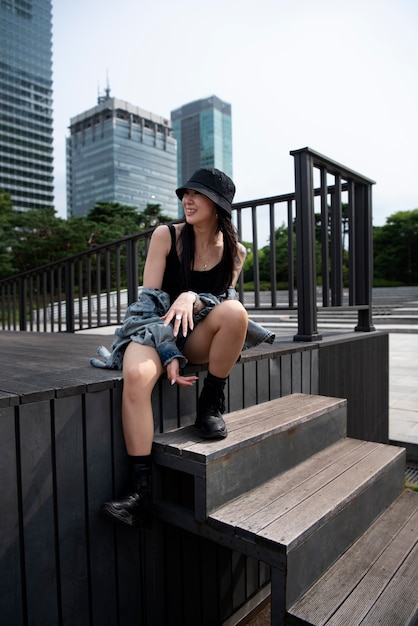 Foto gratuita mujer elegante en ropa k-pop en escena urbana
