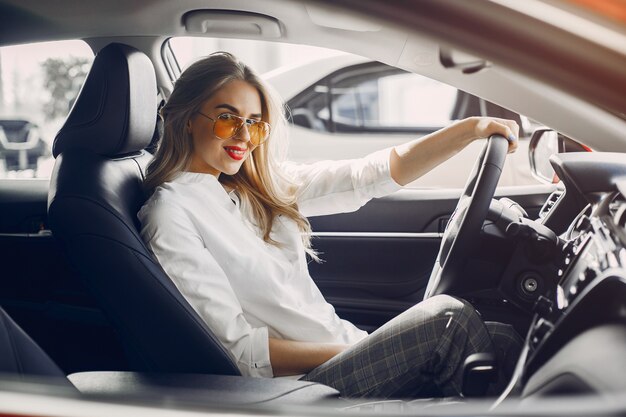 Mujer elegante en un salón de autos