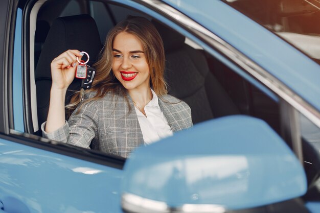 Mujer elegante en un salón de autos