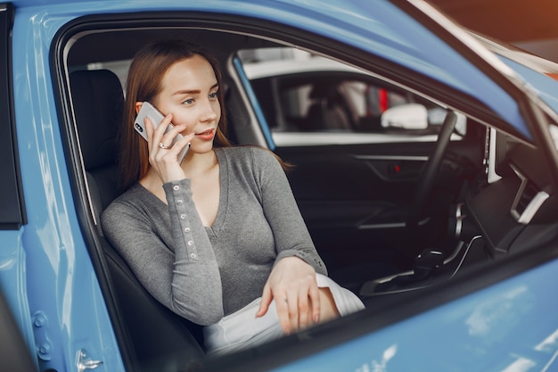 Mujer elegante en un salón de autos